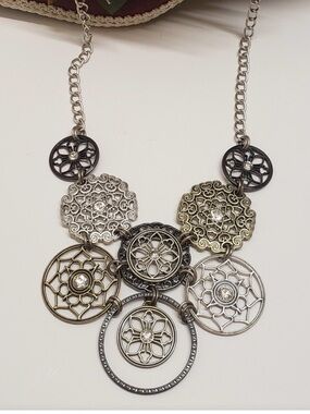 Vintage Premier Designs Circle tri tone neckless.